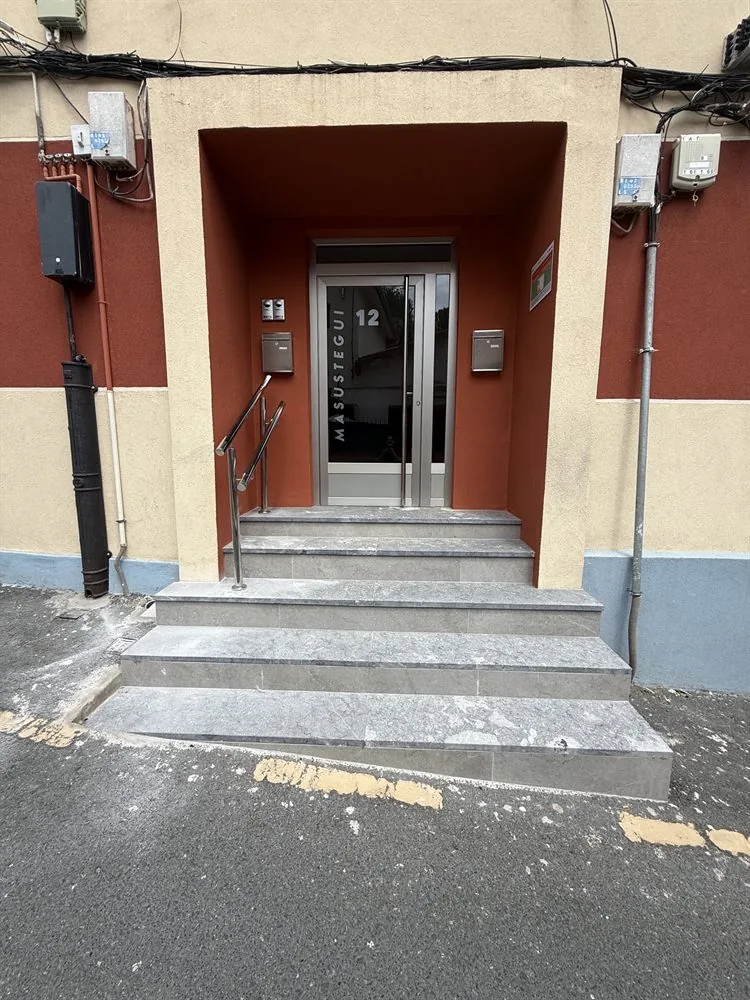 Portal y fachada rehabilitados