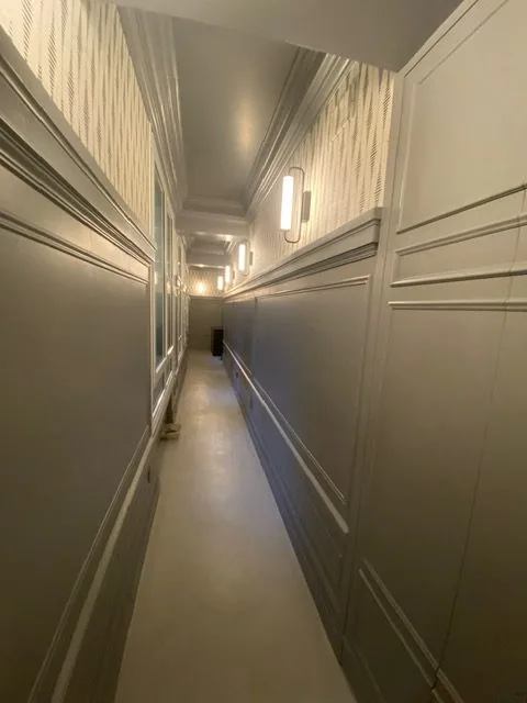 Pasillo lacado en blanco con puertas de paso