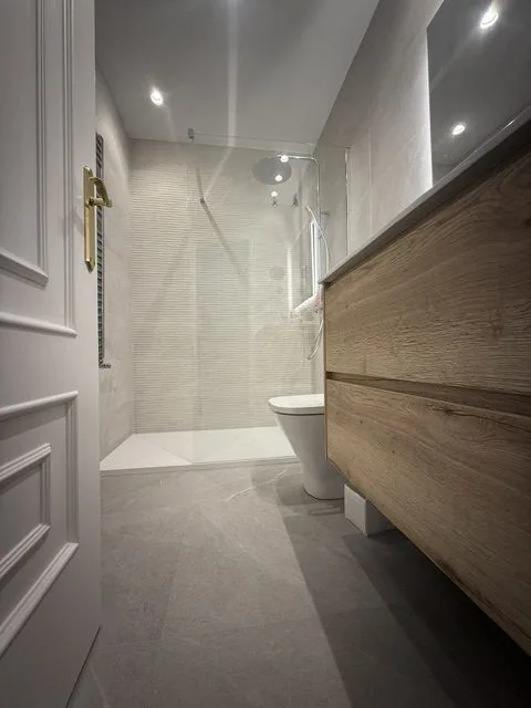 Pasillo con molduras y mueble de madera a medida